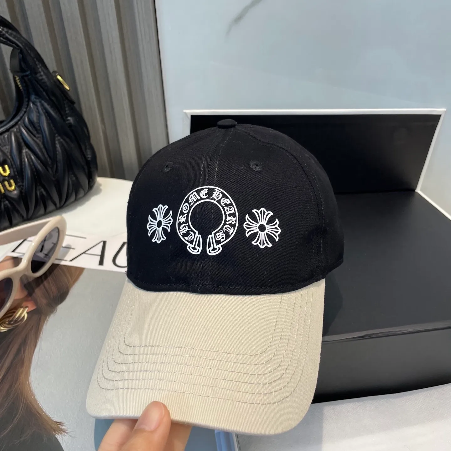 P60 Crow Heart 🆕🆕New color-blocked baseball cap, personalized fashion classic cross logo, casual with a cool feeling, unisex style, same style for men and women! Very easy to match! Head circumference: 56-58cm is available